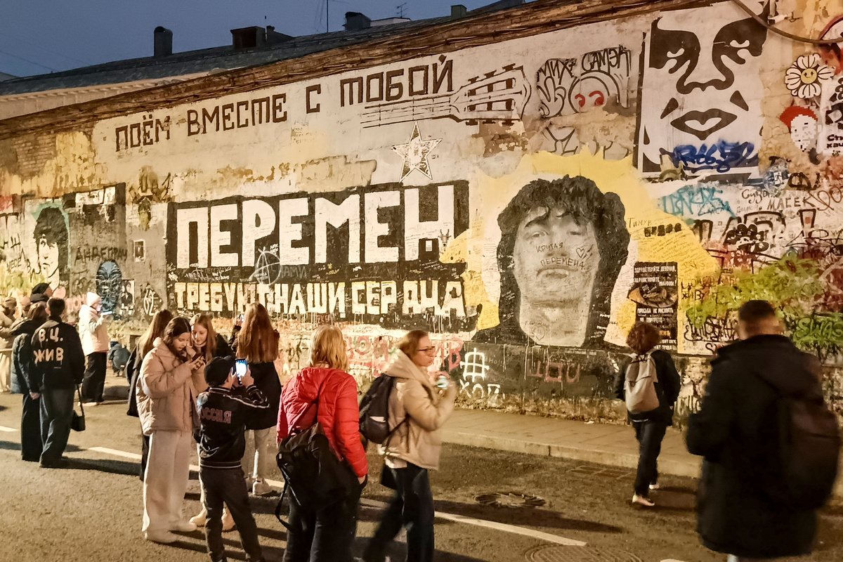 Группа активистов из «Тайного общества художников» оперативно отреагировала на вандализм.  Фото: ФедералПресс / Денис Коробейников