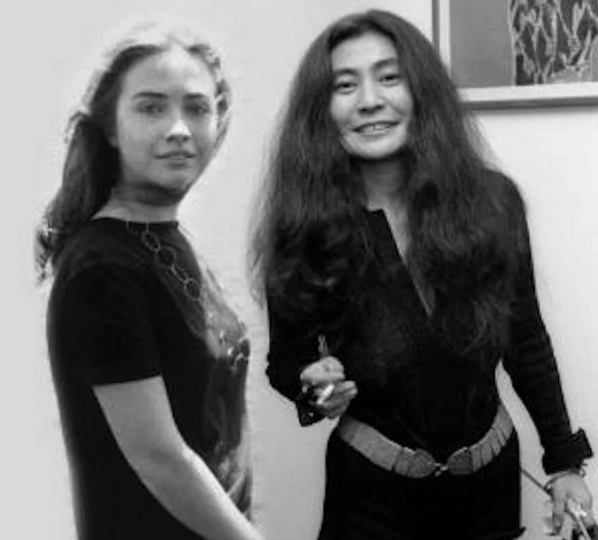 Постоянные читатели блога уже видели эту картинку. Где Йоко Оно достаточно узнаваема, а вот Хилари Клинтон - активного движенца хиппи в молодые годы - узнают не все.