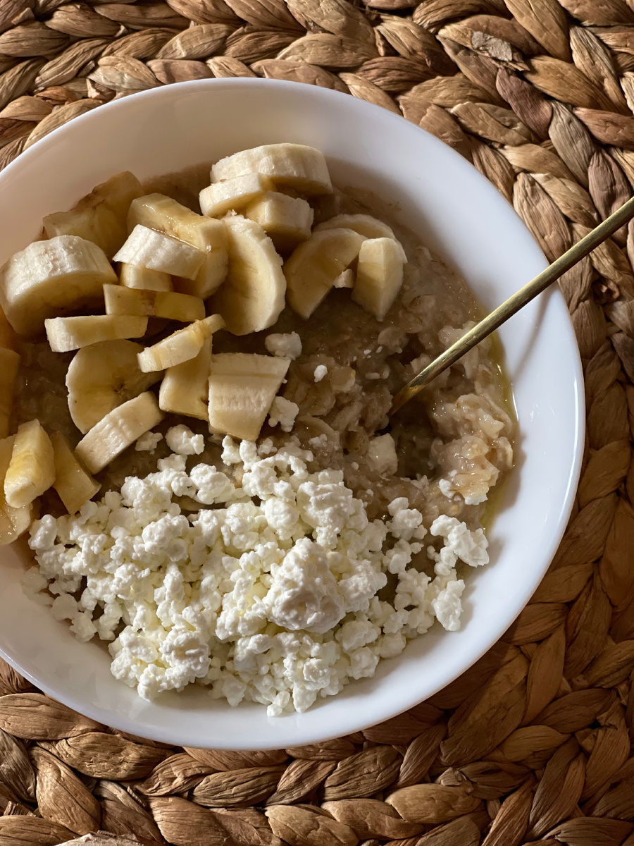 На завтрак очень уважаю овсянку с овс отрубями на воде , без сахара с творогом и бананом . Фото автора.