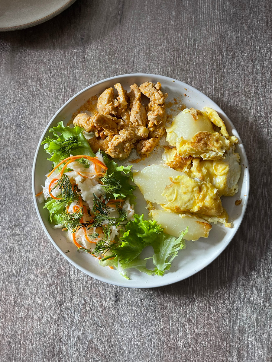 На обед картофель в яйце, филе грудки, квашеная капуста. Фото автора.