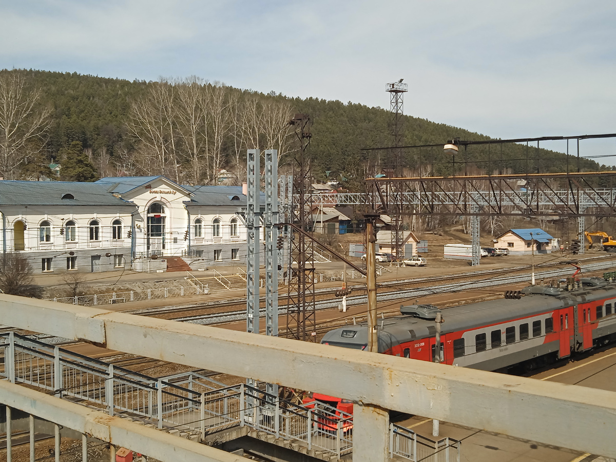 Железнодорожный вокзал поселка Большой луг. На фото электричка, которая нас туда привезла и увезла.