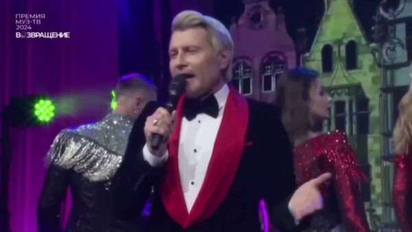    Предположительно, обручальное кольцо на пальце Николая Баскова. Фото: YouTube