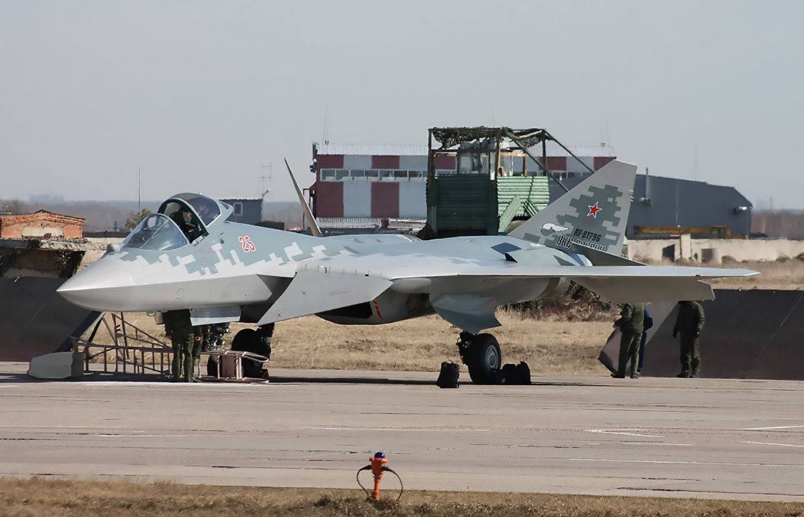 Су-57 с номером "25-красный", из партии, случайно засветившейся в апреле 2025 года. Фото ТГ-Авиахаб