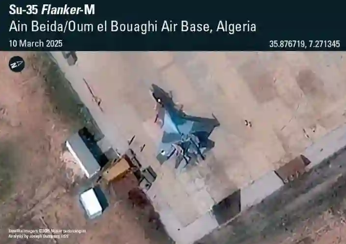 Спутниковый снимок Су-35СЭ, поступившего на вооружение ВВС Алжира в марте. Фото Максар