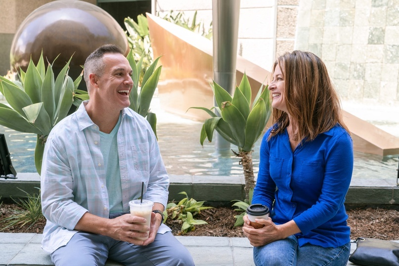 Создать карусель<a href="https://ru.freepik.com/free-photo/medium-shot-smiley-people-discussing_16380184.htm">Изображение от freepik</a>