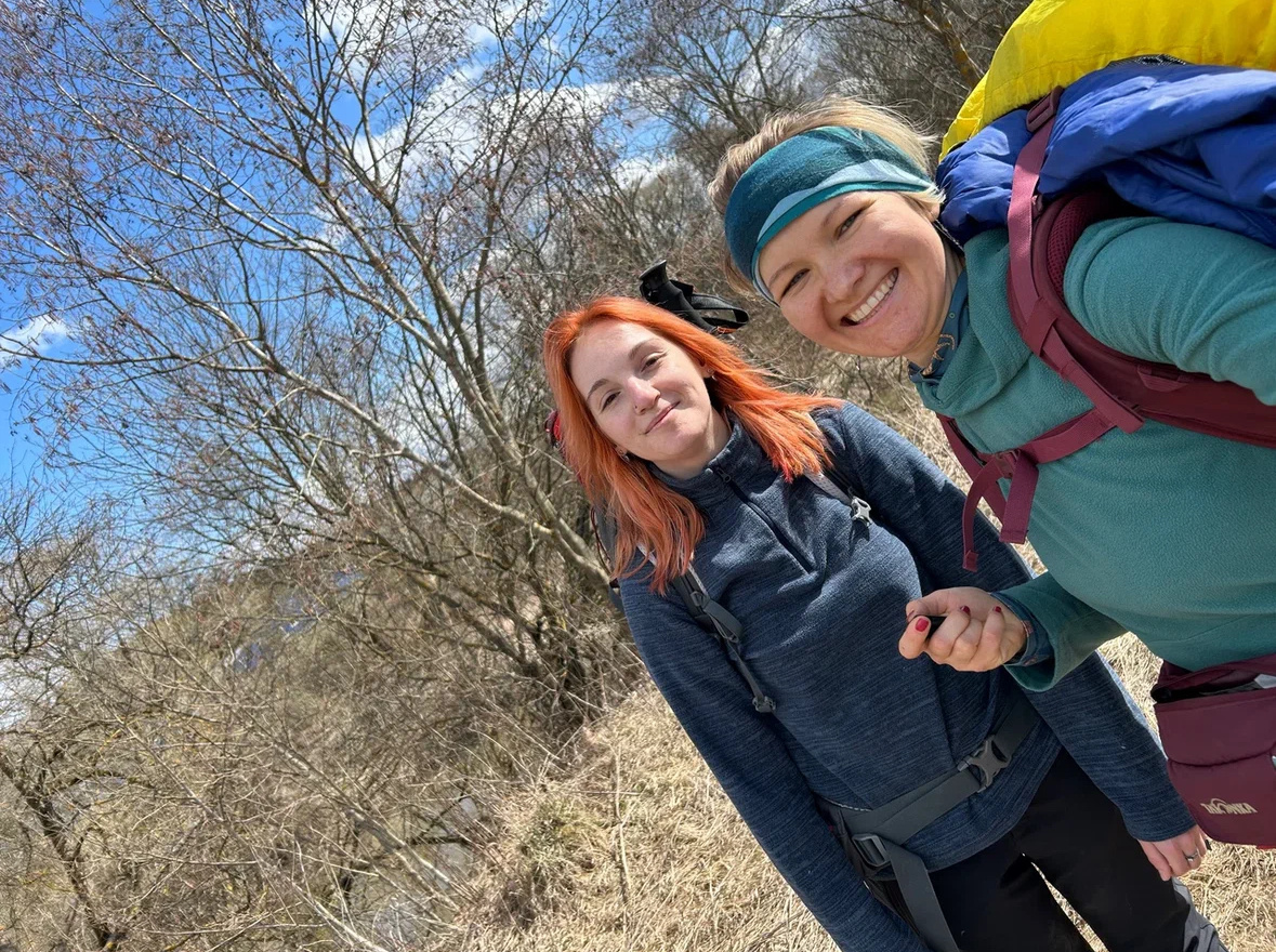 Оля - с баффом, Света - рыжуля.