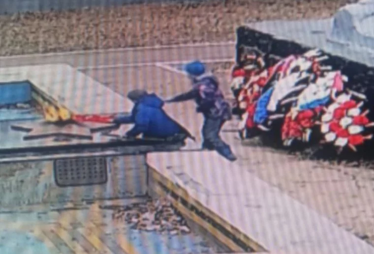 Инцидент попал на камеру видеонаблюдения
telegram-канал мэрии Осинского округа