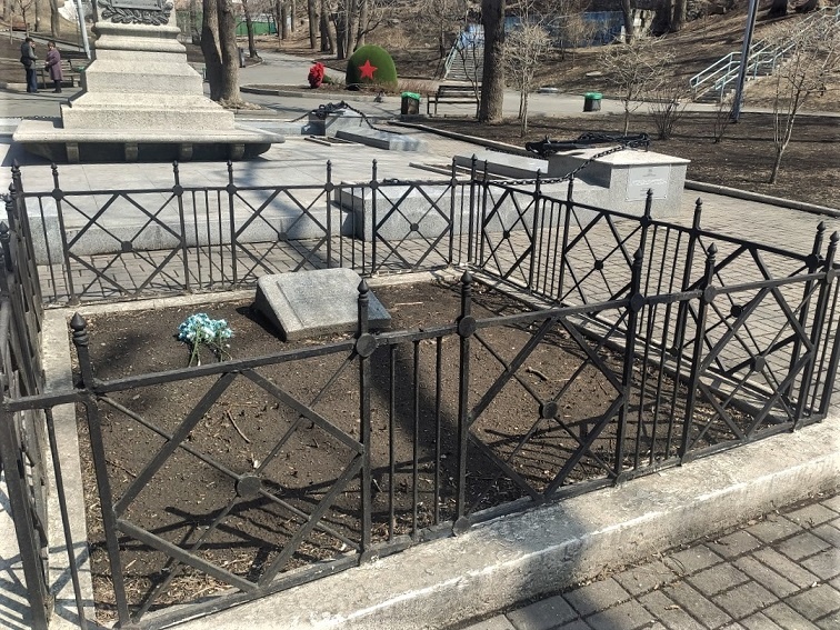 Ограда братской могилы с отсутствующим проходом для возложения цветов. 