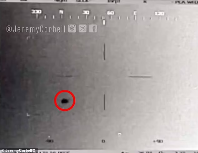 Два жутких НЛО попали на камеру военно-морских сил США, вынырнув из океана и синхронно взлетев у побережья Южной Калифорнии. Снимок был сделан в 2023 году.