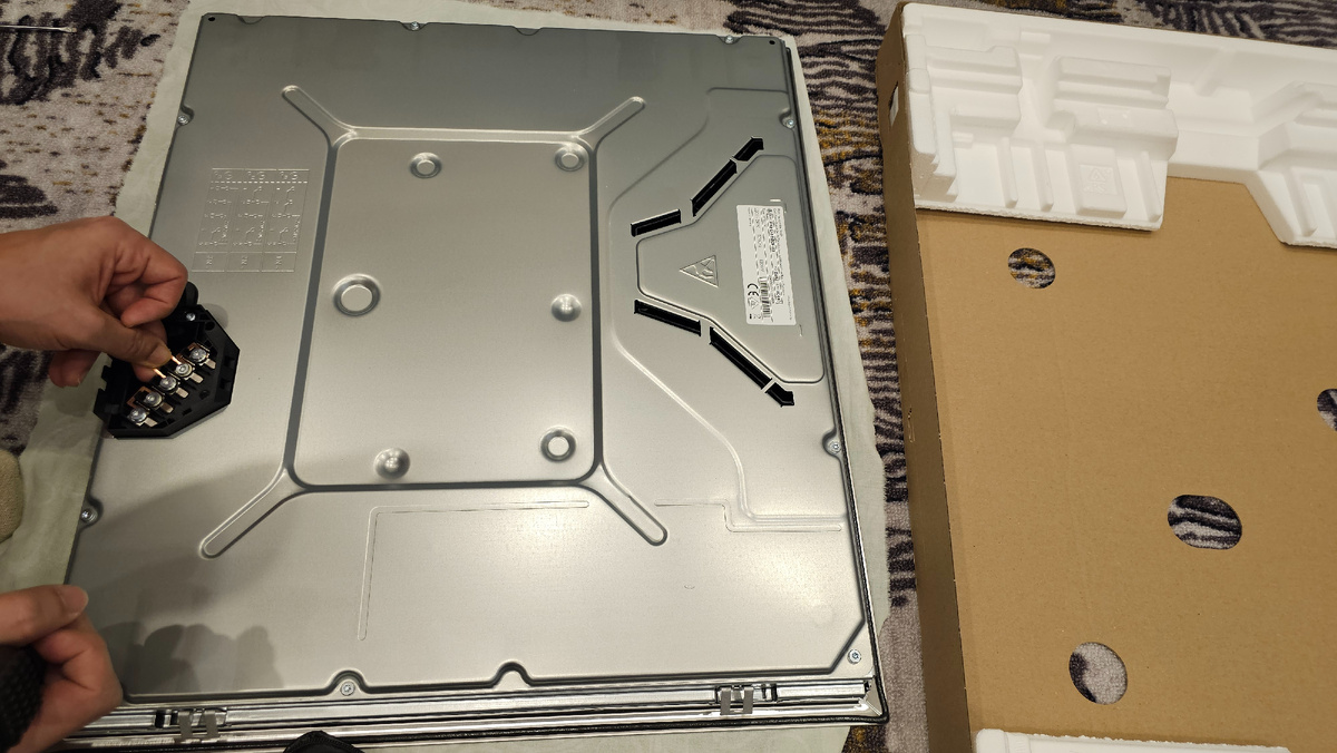 Вот так выглядит распаскованная варочная панель, подключение снизу!