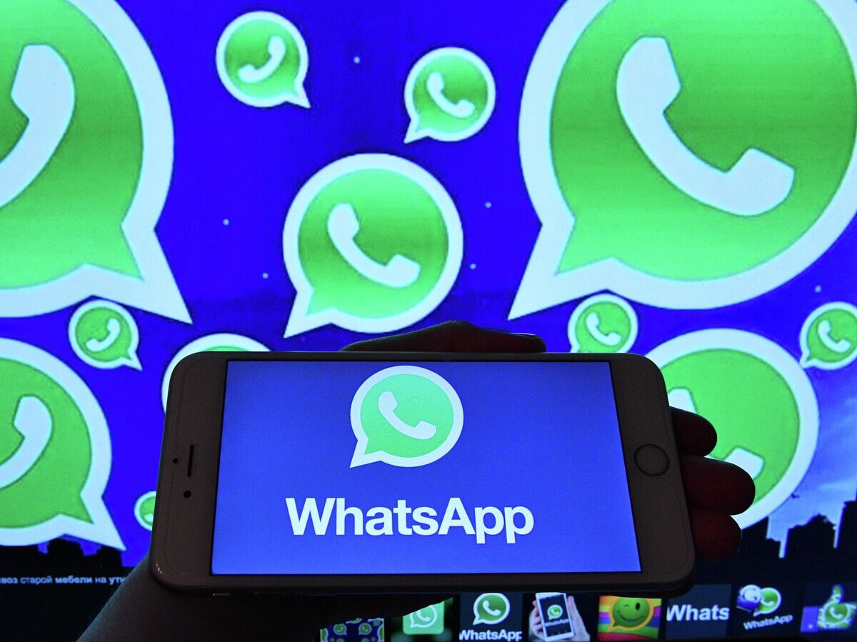    Логотип мессенджера WhatsApp на экранах смартфона и компьютера© РИА Новости / Наталья Селиверстова