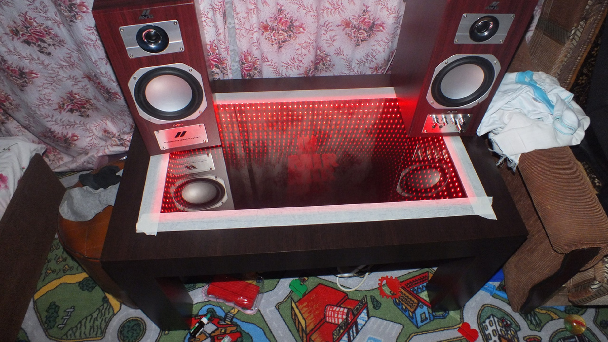 Журнальный столик с эффектом бесконечности