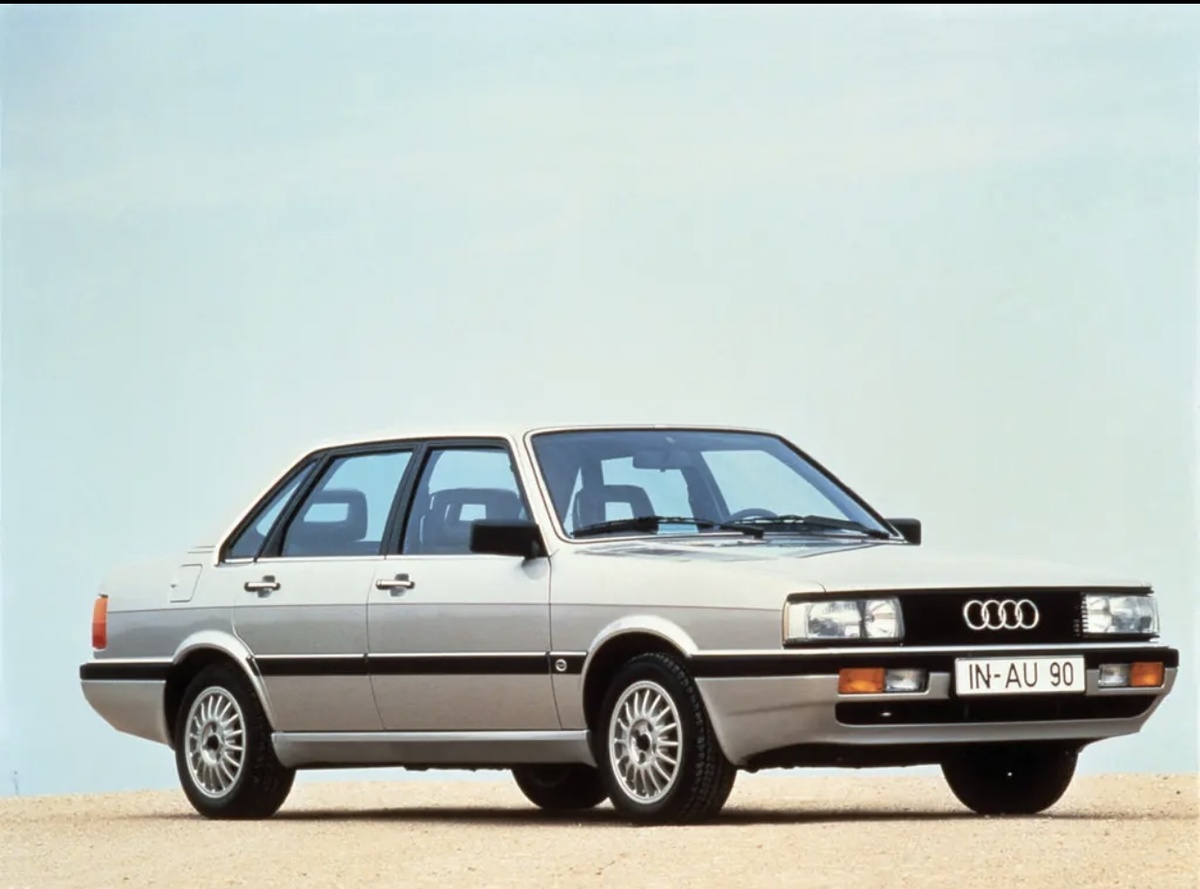 Audi 90 - это модель автомобиля, которая выпускалась компанией Audi в период с 1987 по 1991 годы. Она была разработана на базе Audi 80 и предлагалась в кузовах седан и универсал. Автомобиль оснащался бензиновыми двигателями объемом от 1,6 до 2,3 литра и мощностью от 75 до 140 лошадиных сил.
