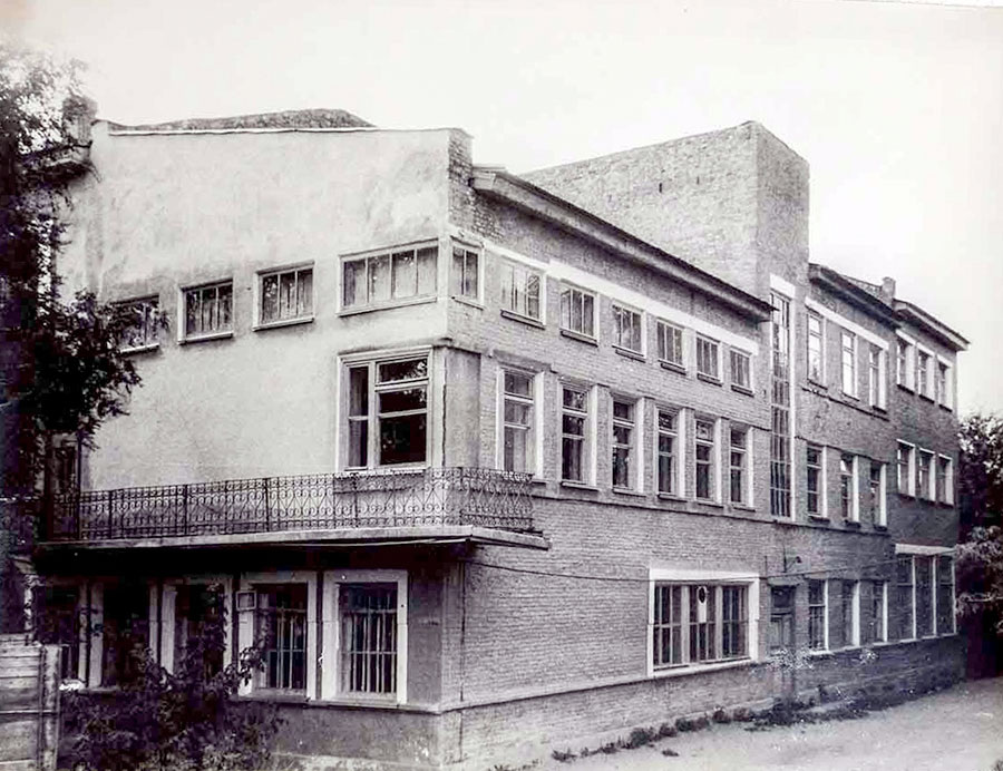 То самое трехэтажное здание на месте казарм