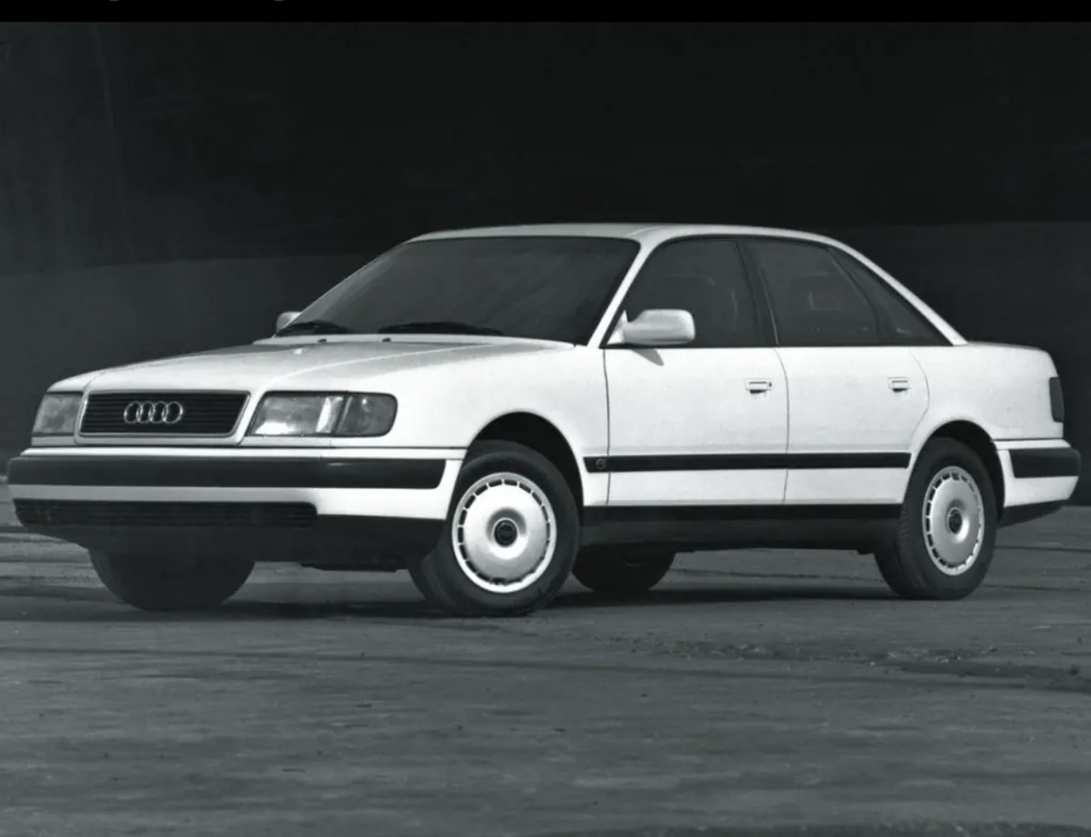 Audi 100 - это немецкий автомобиль, который выпускался с 1968 по 1994 год. Он был первым автомобилем в линейке Audi, который был представлен на рынке.

Audi 100 был представлен в кузове седан и универсал, а также в нескольких вариантах двигателя. Он был оснащен различными системами безопасности, такими как антиблокировочная система тормозов (ABS) и электронная система стабилизации (ESP).

Audi 100 имел репутацию надежного и комфортного автомобиля. Его дизайн был элегантным и современным, а интерьер был удобным и функциональным.

Несмотря на то, что Audi 100 уже не производится, он остается одним из самых популярных автомобилей в истории автомобильной промышленности.
