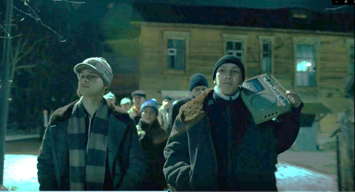 Кадр из фильма (скриншот). Признайтесь, вы тоже вот так носили на плече кассетник?