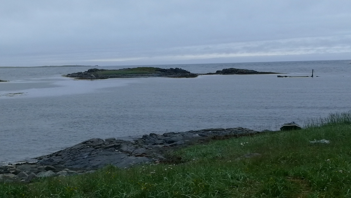 Прилив ,веднеется палуба коробля.