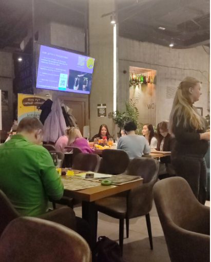 На экранах - задания, за столами - команды - не более 9 человек