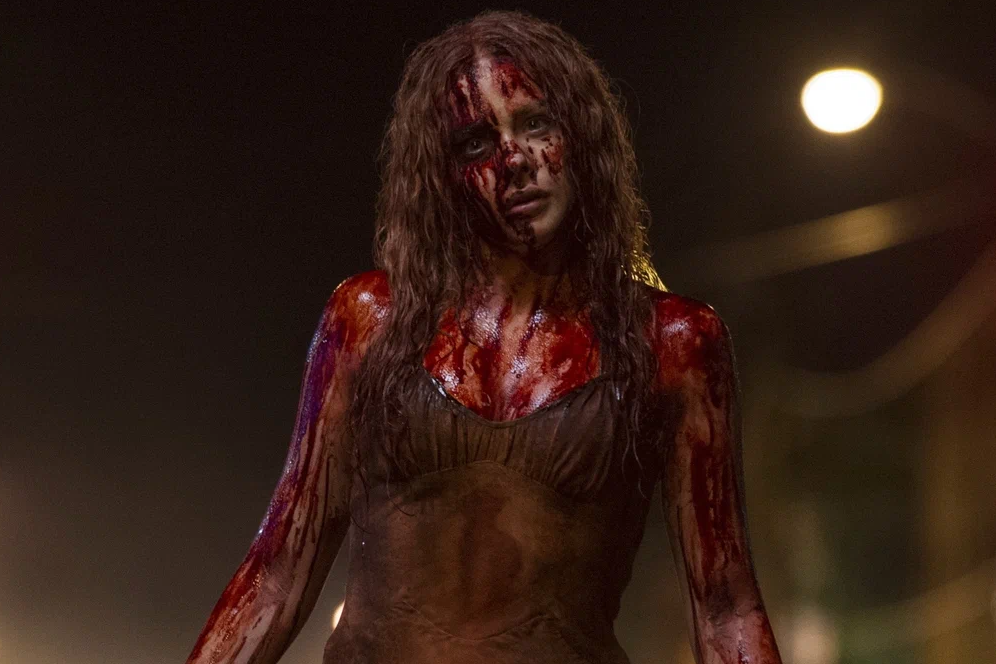     Знаменитый роман Стивена Кинга экранизируют в пятый раз: что известно о проекте и предыдущих киноверсиях «Кэрри»