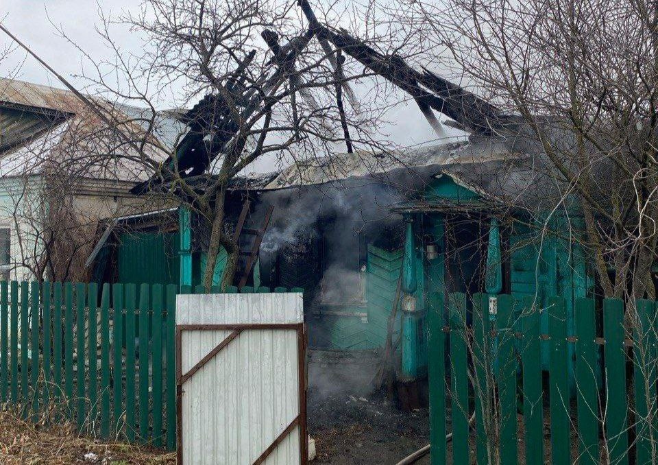    По предварительной информации МЧС, возгорание случилось из-за неосторожного курения