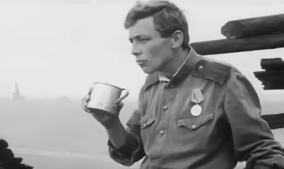 Стрелок-радист Евгений Соболевский (Олег Даль) дегустирует "Ликер "Шасси"" в фильме "Хроника пикирующего бомбардировщика"