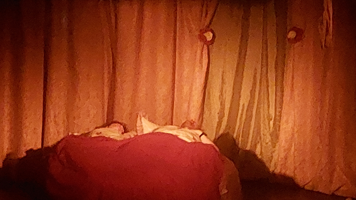 Сцена из спектакля "Шикарная свадьба"