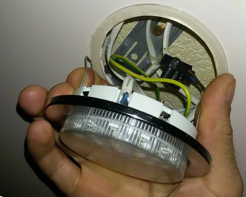 Как правильно установить потолочный светильник: советы от профессионалов