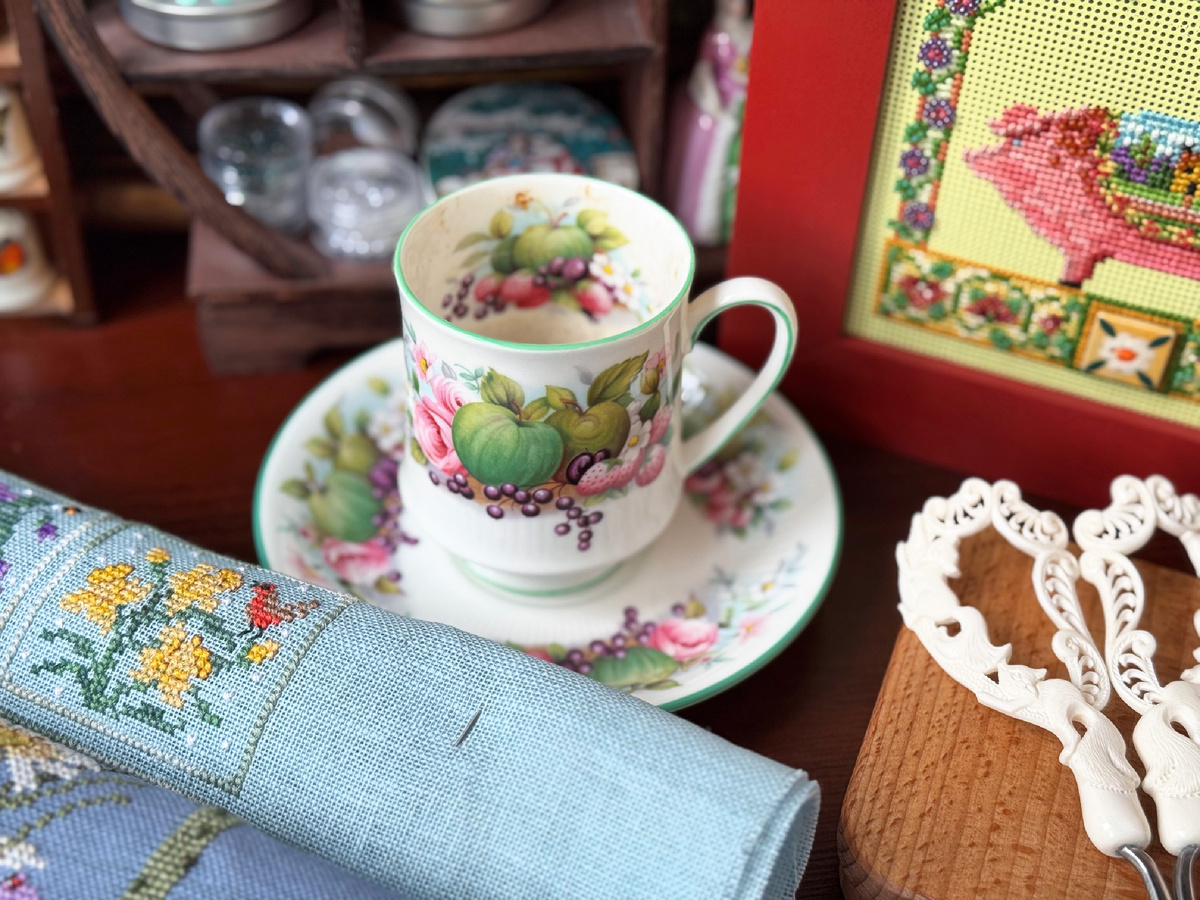 Моя новая фарфоровая пара от Royal Albert. Глоток свежего теплого ветерка с ароматом яблок, земляники, смородины и цветов!