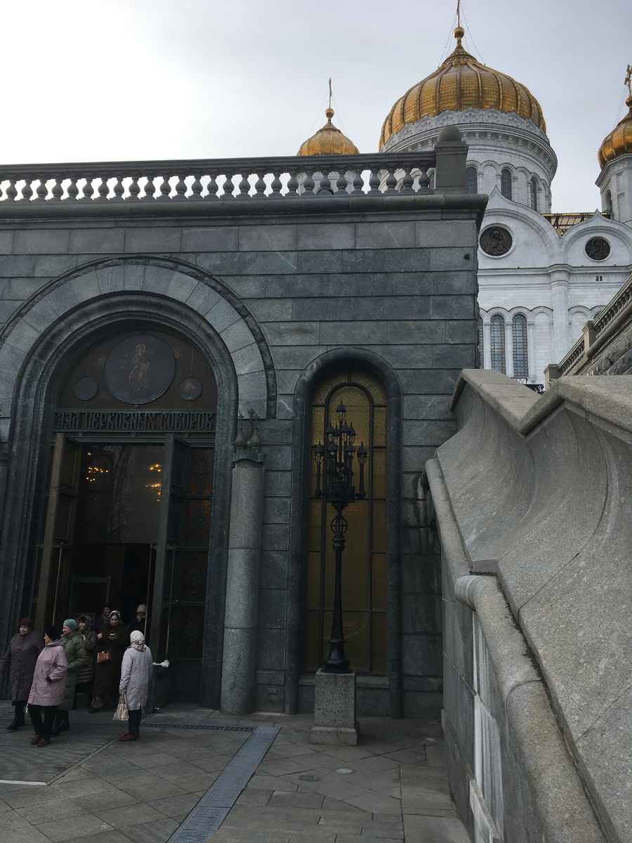 У входа в Зал церковных соборов ХХС