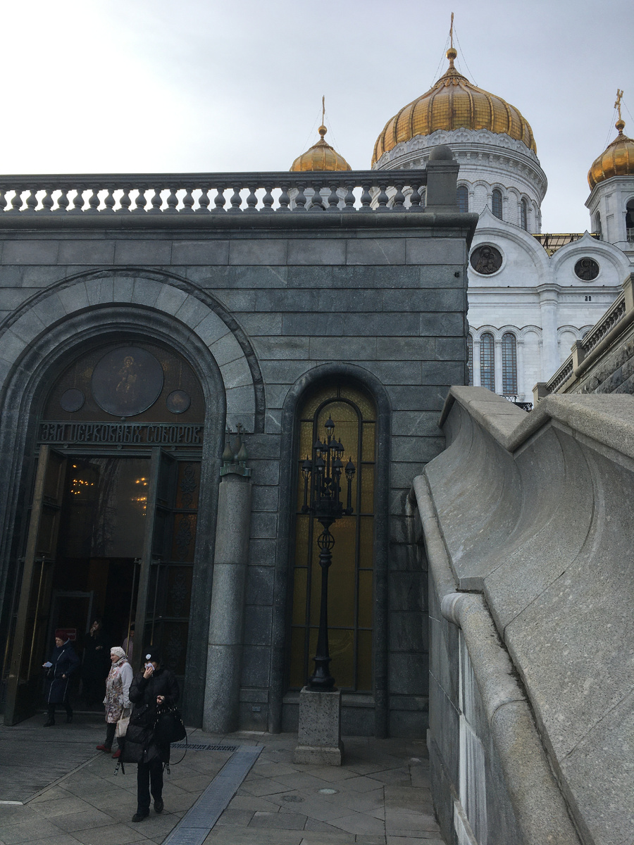 У входа в Зал церковных соборов ХХС