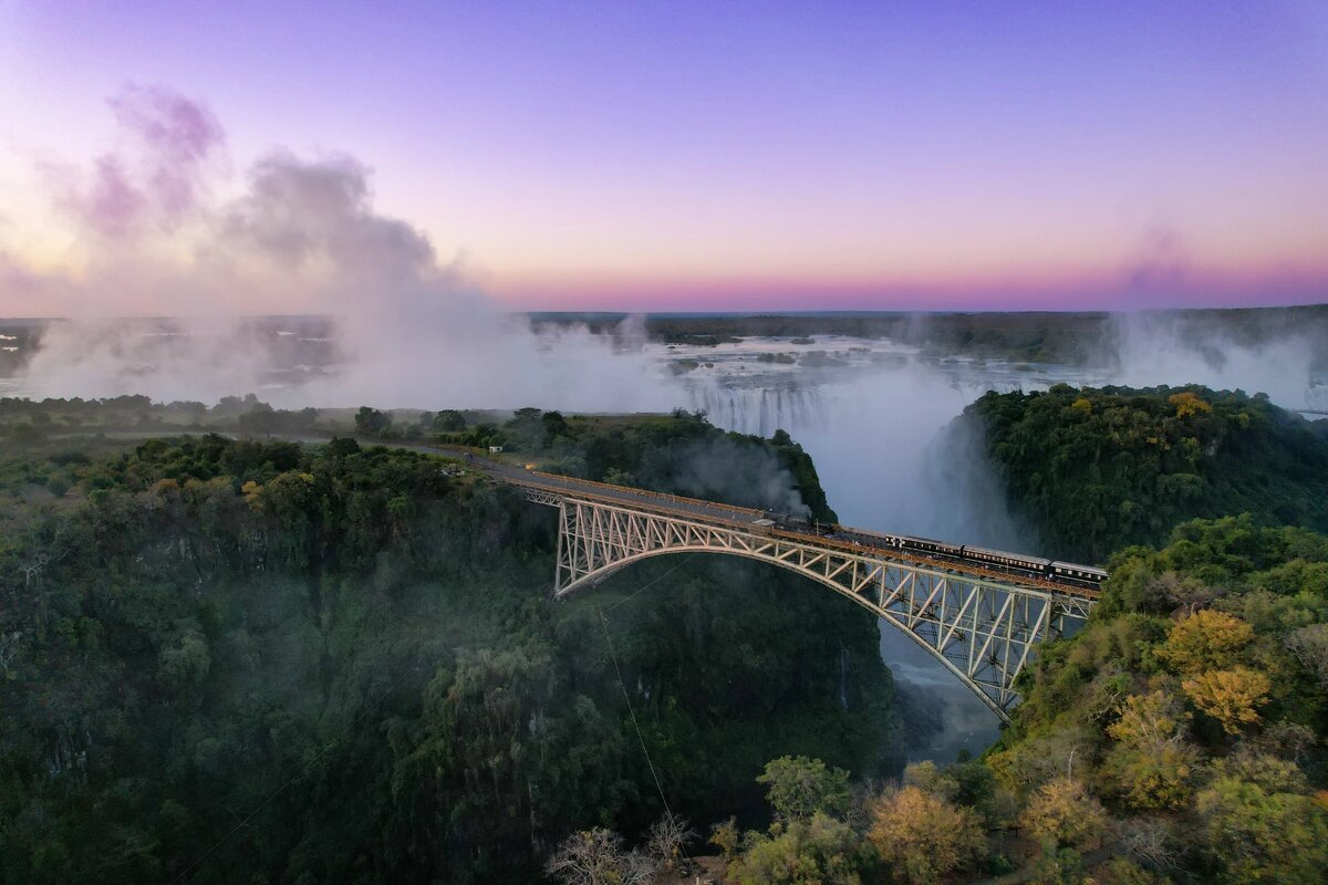 Паровоз над водопадом