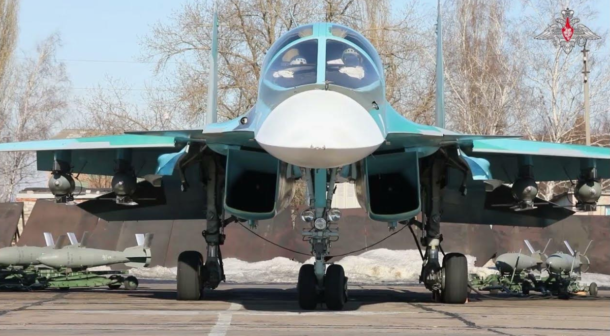 Су-34 во всей красе. Главный носитель ФАБ с УМПК, которые на Западе называют "убойной кувалдой ВКС"
