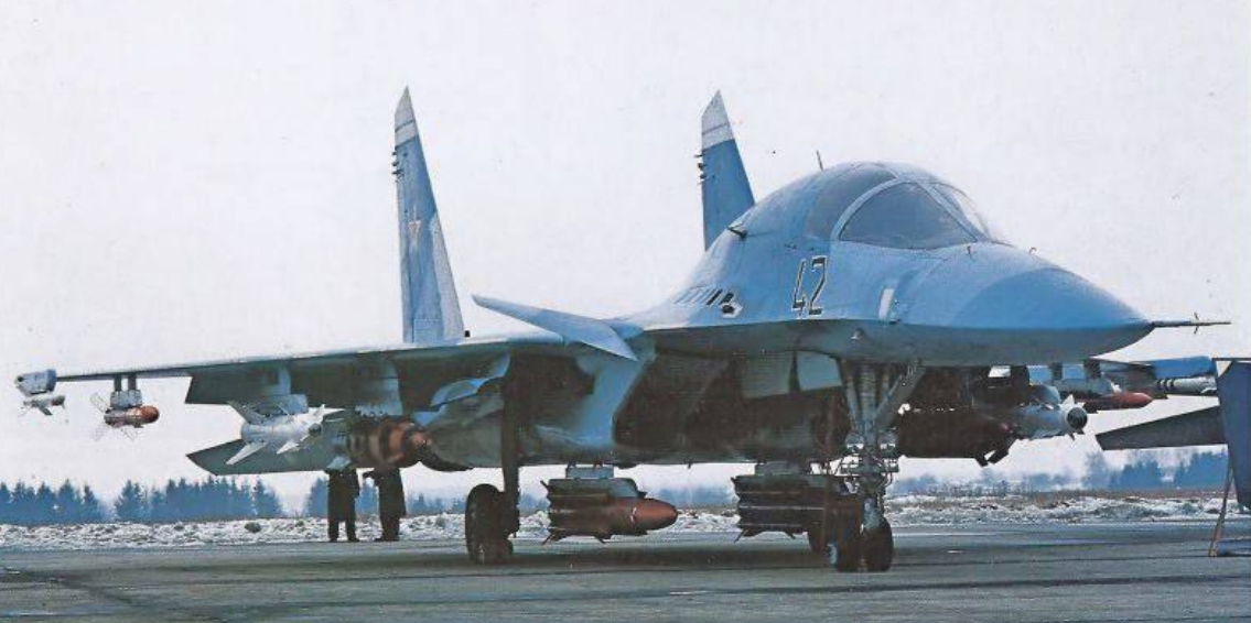 Су-34 впервые был показан на "Мосаэорошоу", будущем Максе в 1993 году. Тогда многие назвали его бесперспективным, из-за тотальной моды на многоцелевые самолёты. 