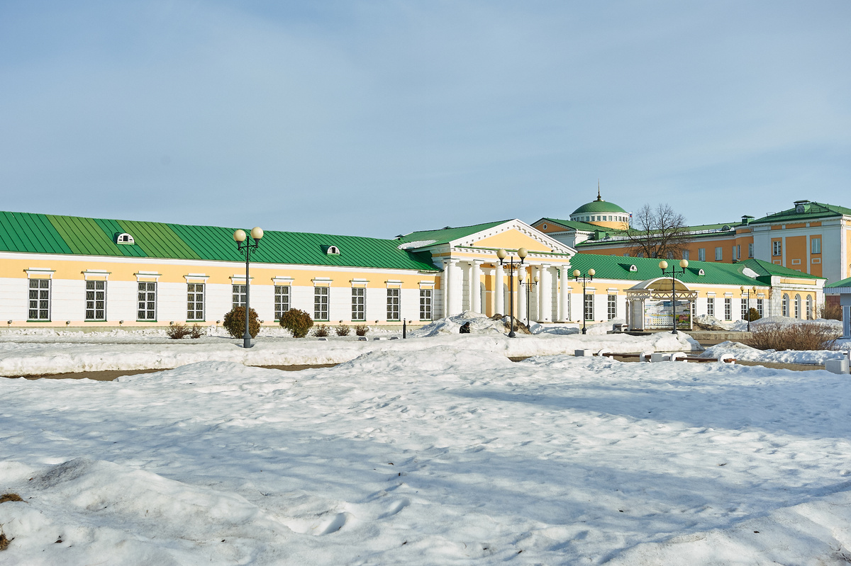 Вид на здание Арсенала с западной стороны. На заднем плане виден купол Дворца главы Удмуртской республики. Фото автора © Ю.А. Карачев 2025 год, Сайты ykarachev.ru "Фото и Жизнь", фотобанк  https://lori.ru/Karachev