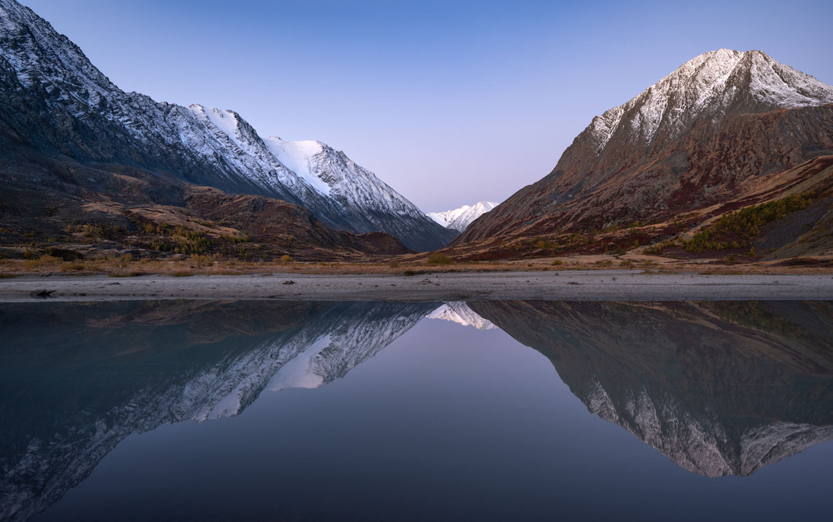 Отражение гор.