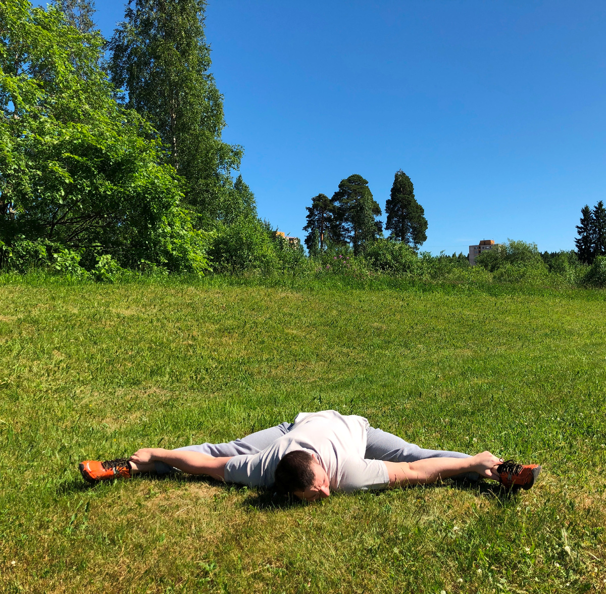 В этом упражнении важно чтобы ваша грудь полностью лежала на полу 