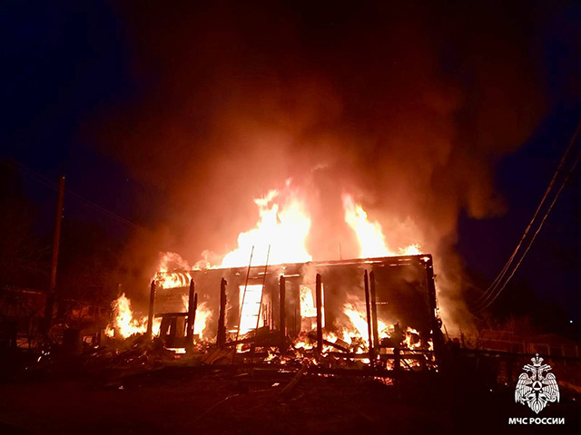 В Тверской области под утро загорелся дом на 4 квартиры и выгорел полностью