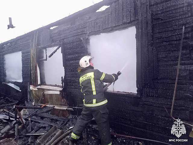 В Тверской области под утро загорелся дом на 4 квартиры и выгорел полностью