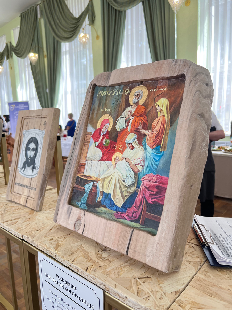 Иконы написаны 14-летним художником. Вместе со своим отцом они находят на берегу моря бревна, обрабатывают их и пишут иконы 