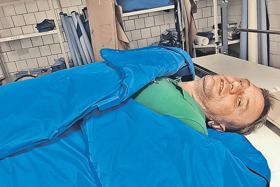 Автору статьи пришлось испытать «чудо-матрас» на себе. Ничего необычного - только жесткий, как и его цена - 120 тысяч рублей. Фото: Владимир ВОРСОБИН.