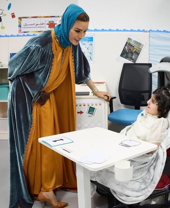 Шейха Моза в школе для детей с тяжелой инвалидностью. Фото из ее соцсети