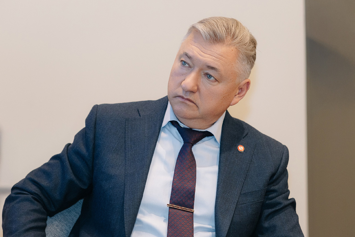 Генеральный директор АО ЧЛМЗ Боглаев Владимир Николаевич.