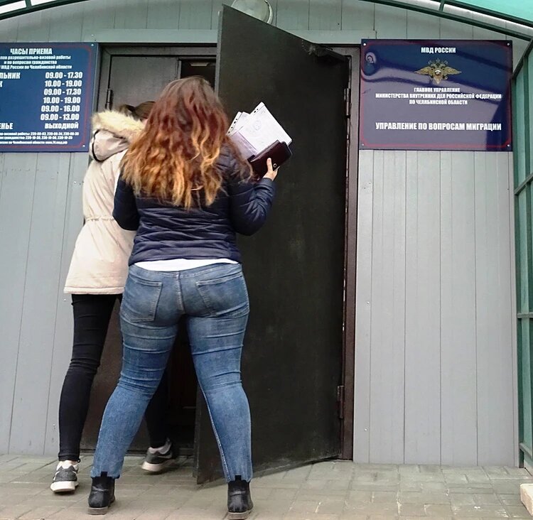 В миграционную службу если и заносят, то только деловые бумаги. Фото: Николай ВАРСЕГОВ