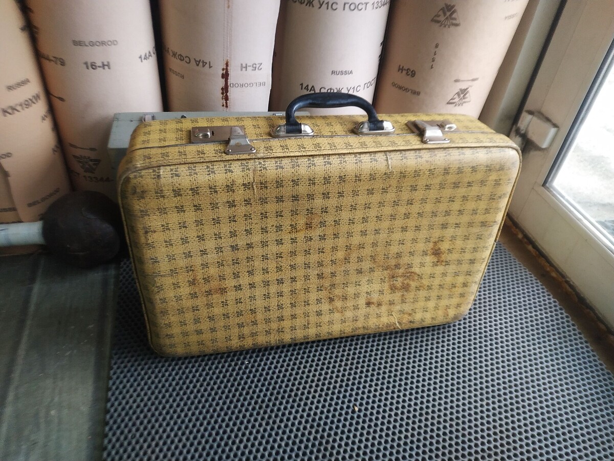 Фото из интернета. Просто клетчатый чемодан из СССР. Имено этот не имеет непосредственного отношения к повествованию.