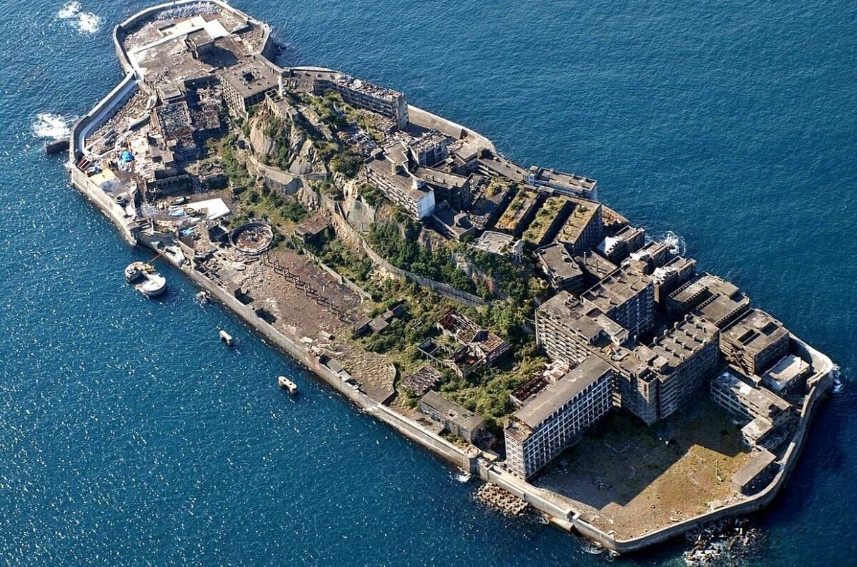    Длина острова Хасима составляет 480 метров, а ширина — 160 метров. Источник изображения: wikimedia.org