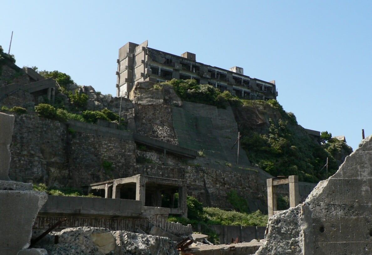    Почти все на острове обросло растениями. Источник изображения: wikimedia.org