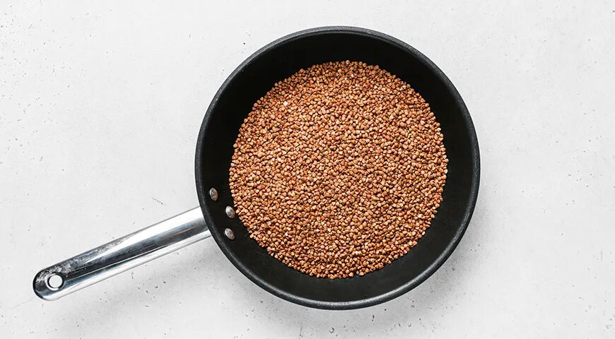   Гречка с луком и морковью на сковороде (gastronom.ru)