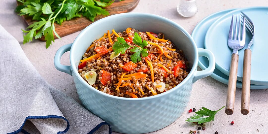 Гречка с луком и морковью на сковороде, пошаговый рецепт с фото на 261 ккал