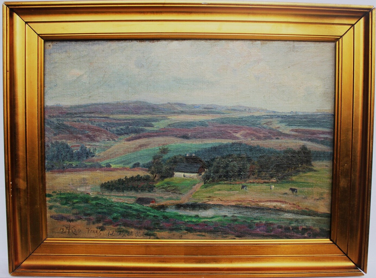 Арнольд Крог. Летняя вилла Vrads в датской пустоши. Врадс 1920 с посвящением Axel Berg. Арнольд Эмиль Крог (1856-1931). Датский архитектор, живописец, художник-керамист, график периода модерна. Оригинальная картина маслом на холсте, наложенном на картон. Подписано монограммой художника с датой и дарственной надписью. Размер: 283 x 400 мм, в рамке 360 x 480 мм Цвета и краски хорошо сохранились. Подписано и датировано монограммой с дарственным дарением. АК 1920 Врадс. Акселю Бергу. (AK 1920 Vrads. Til Axel Berg.) Работа посвящена близкому другу Арнольда Крога,- Эмиль Аксель Берг (1856–1929) – датский архитектор, в месте с Крогом закончил Датскую королевскую академию искусств в Копенгагене в 1880 году. Берг построил летнюю виллу в 1915 году в датской материковой Ютландии, в пустоши Врадс-Санде (Vrads Sande Heartfulness Meditation Center). Художественные работы Арнольда Крога, выполненные маслом на холсте встречаются крайне редко и очень ценятся коллекционерами. Данная работа приобретена у семьи Берга. Арнольд Крог — признанный художник, особенно известный своими декоративными работами на Королевской фарфоровой мануфактуре Копенгагена с выставками в Париже и Берлине. Его картины и графика представлены в нескольких государственных датских музеях.
