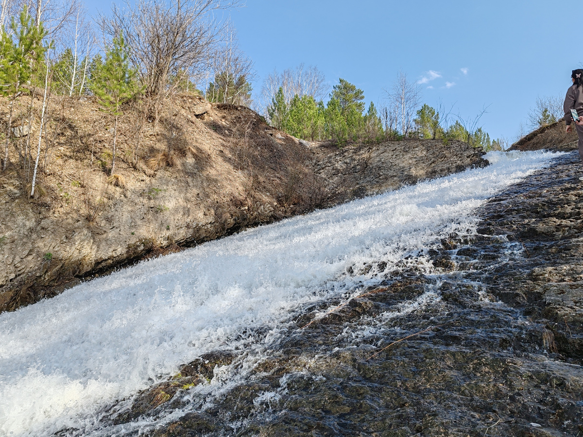 Водопад полноводный и шумный!